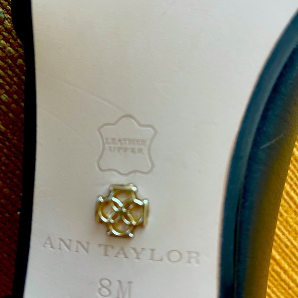 Like new! Ann Taylor black low heel shoe. - Picture 8 of 10